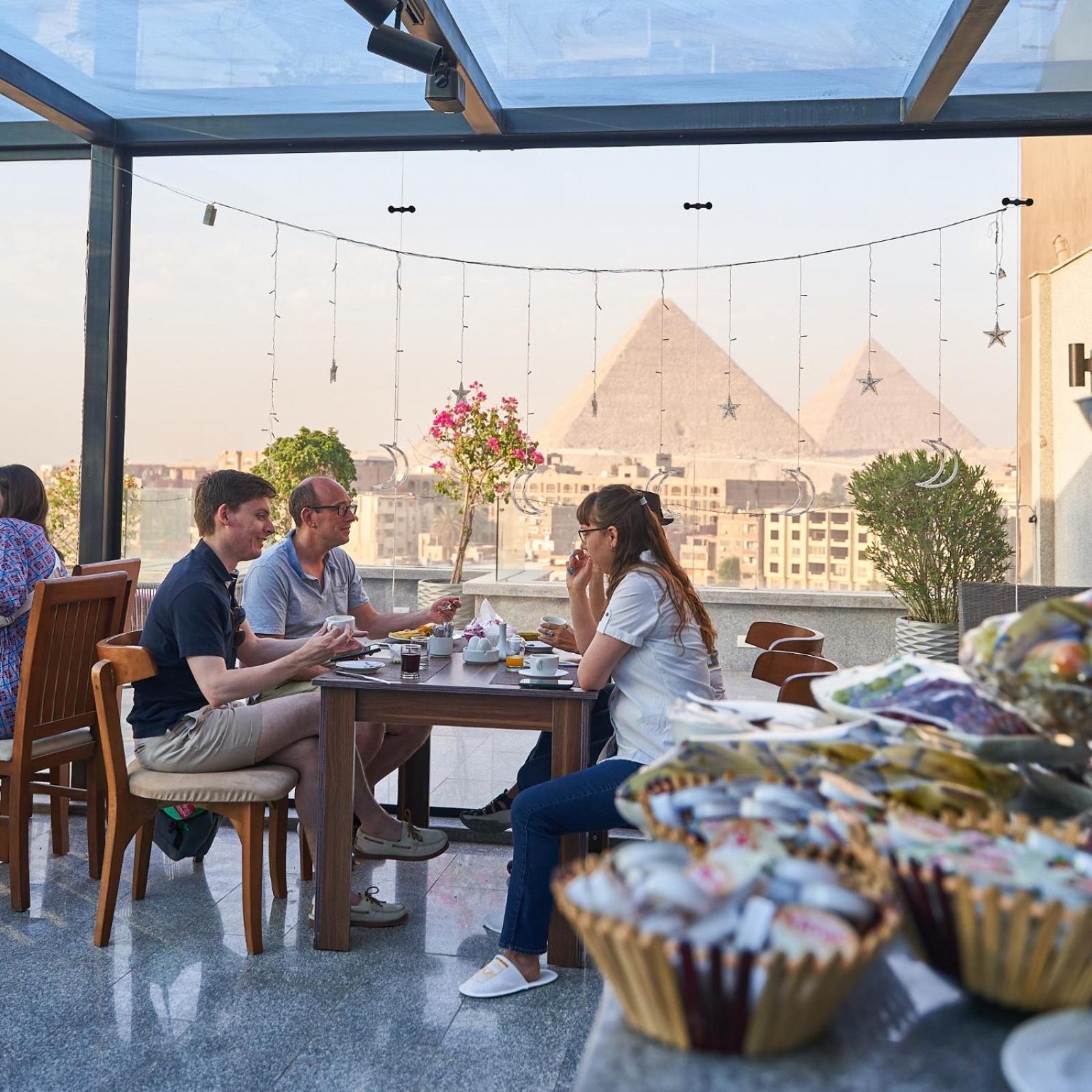 Pyramid Front Hotel Al Kawm al Akhdar Bagian luar foto